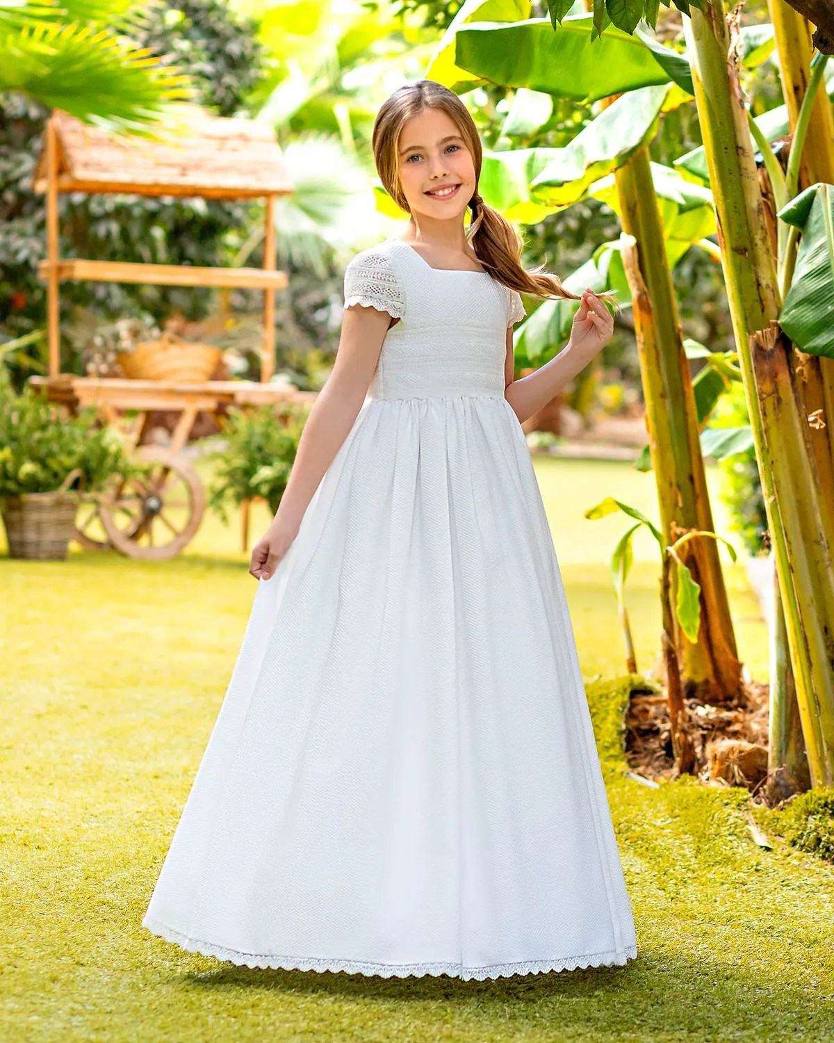 Vestido de comunión Aire Barcelona A755 de frente: brocado blanco, escote cuadrado, tiras de encaje y falda larga