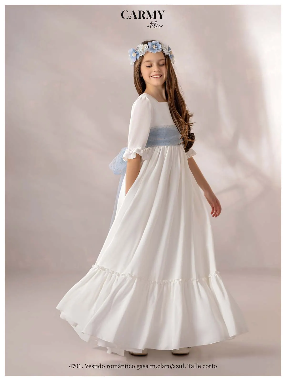 Vestido de comunión Carmy 4701 de frente: manga con volante, fajín de tul azul y falda amplia con volante en el bajo