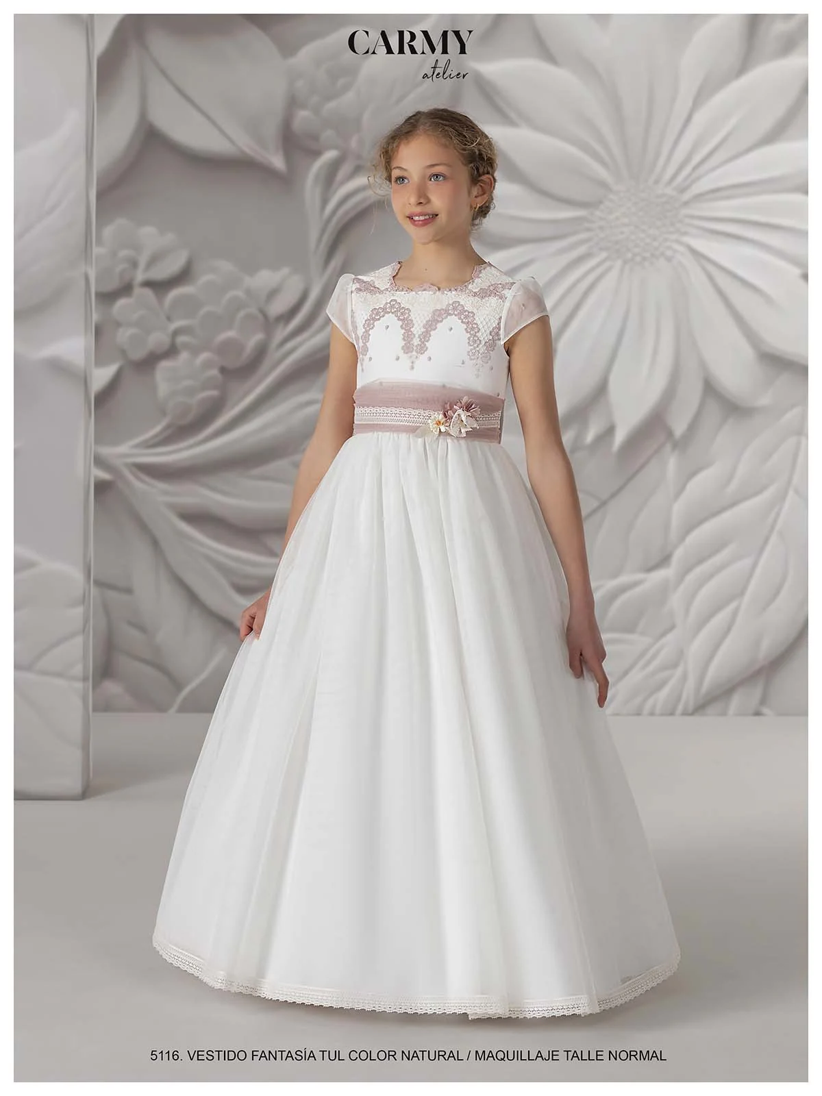 Vestido de comunión Carmy 5116 de frente: cuerpo bordado en maquillaje, fajín con flores y falda larga de tul