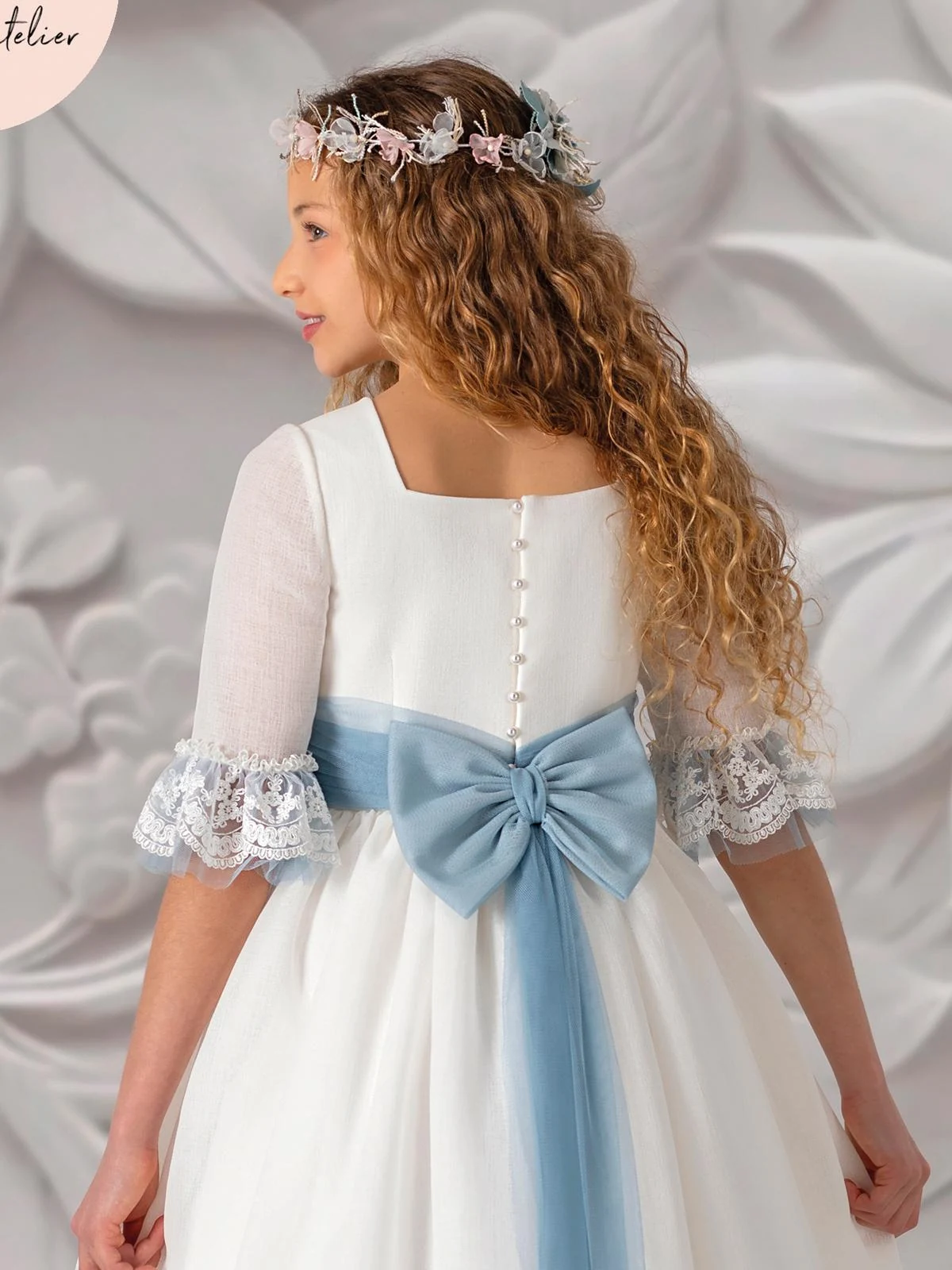 Espalda del vestido de comunión Carmy 5804: escote cuadrado, botones de perla y lazo de tul azul