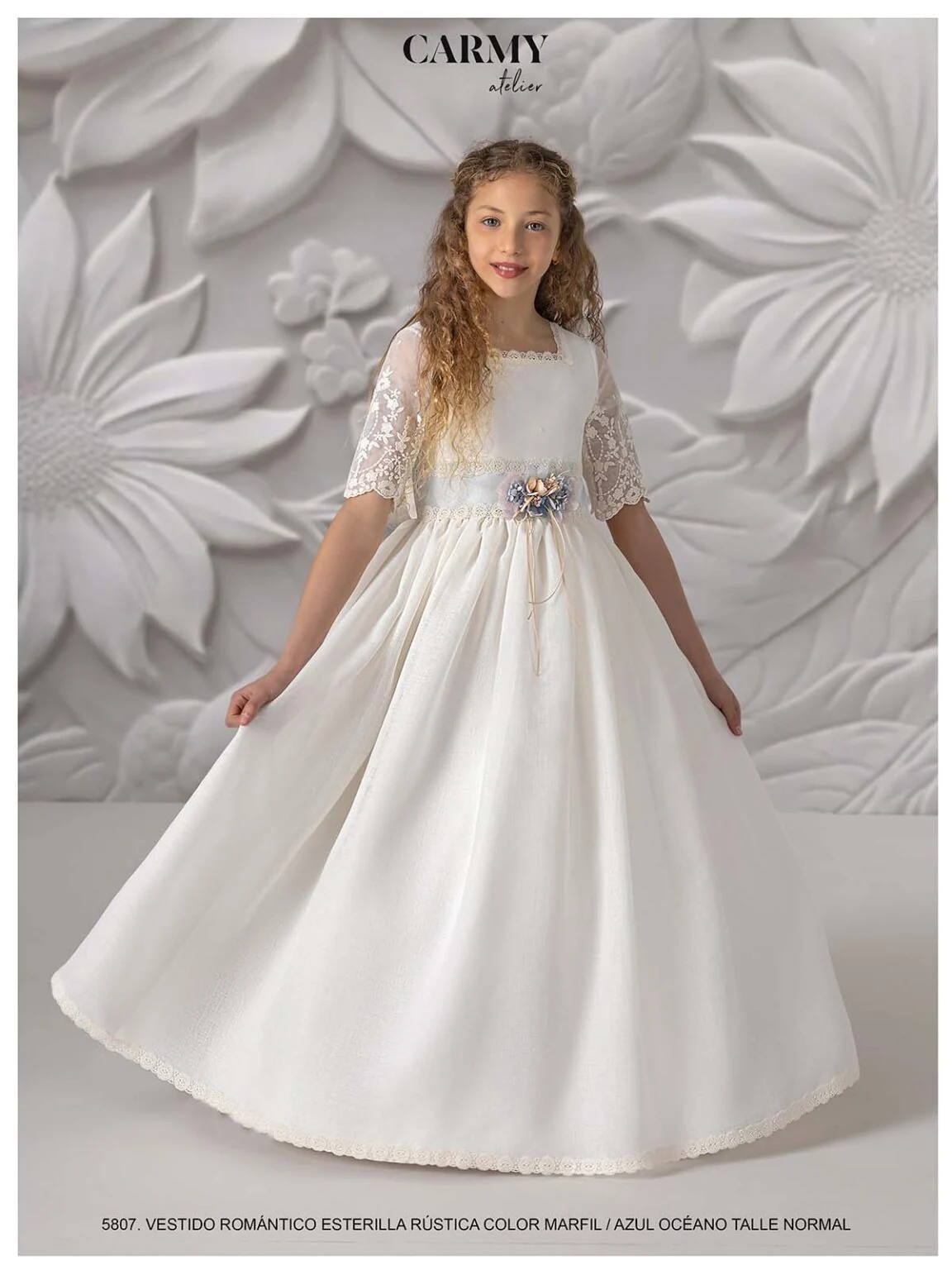 Vestido de comunión Carmy 5807 de frente: esterilla marfil, mangas de tul bordado y fajín azul océano
