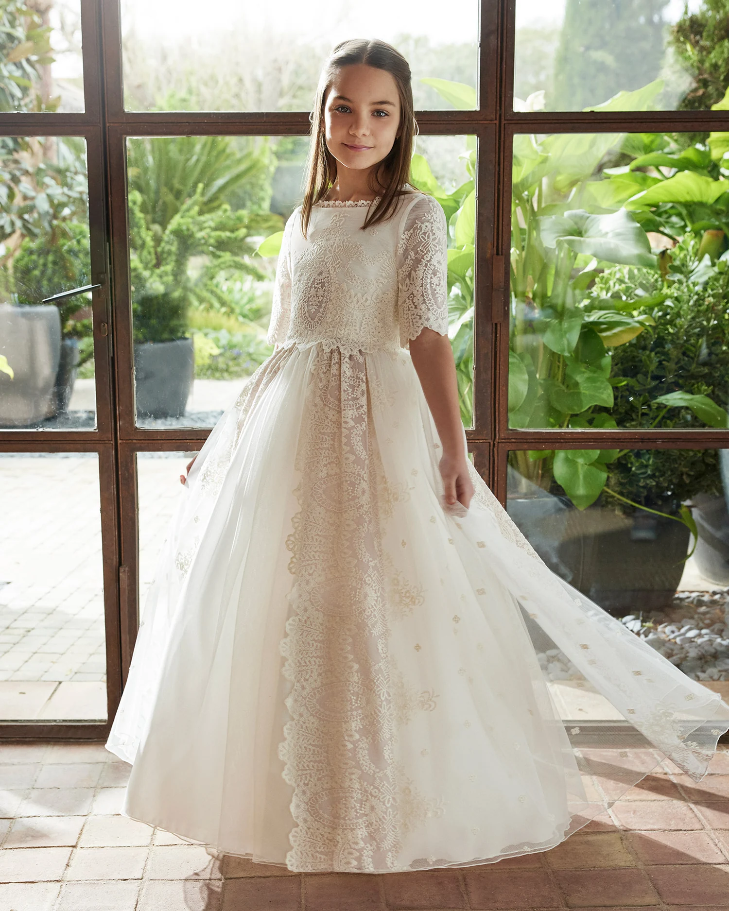 Vestido de comunión Rosa Clará First R530 de frente: cuerpo de encaje bordado y falda de tul con paneles de encaje